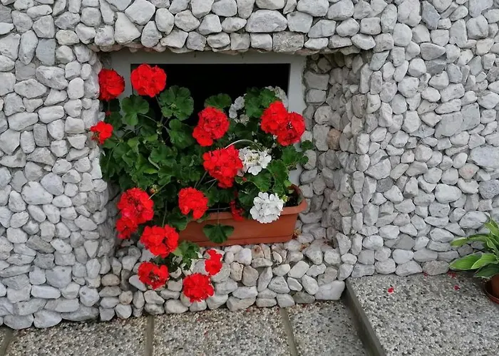 Apartma Arh דירה *